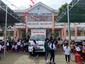 Thư viện tỉnh phục vụ xe ôtô thư viện lưu động tại trường Tiểu học Phú Hữu, huyện Long Phú