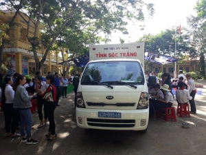 Phục vụ xe ô tô thư viện lưu động đa phương tiện tại trường THCS Châu Hưng